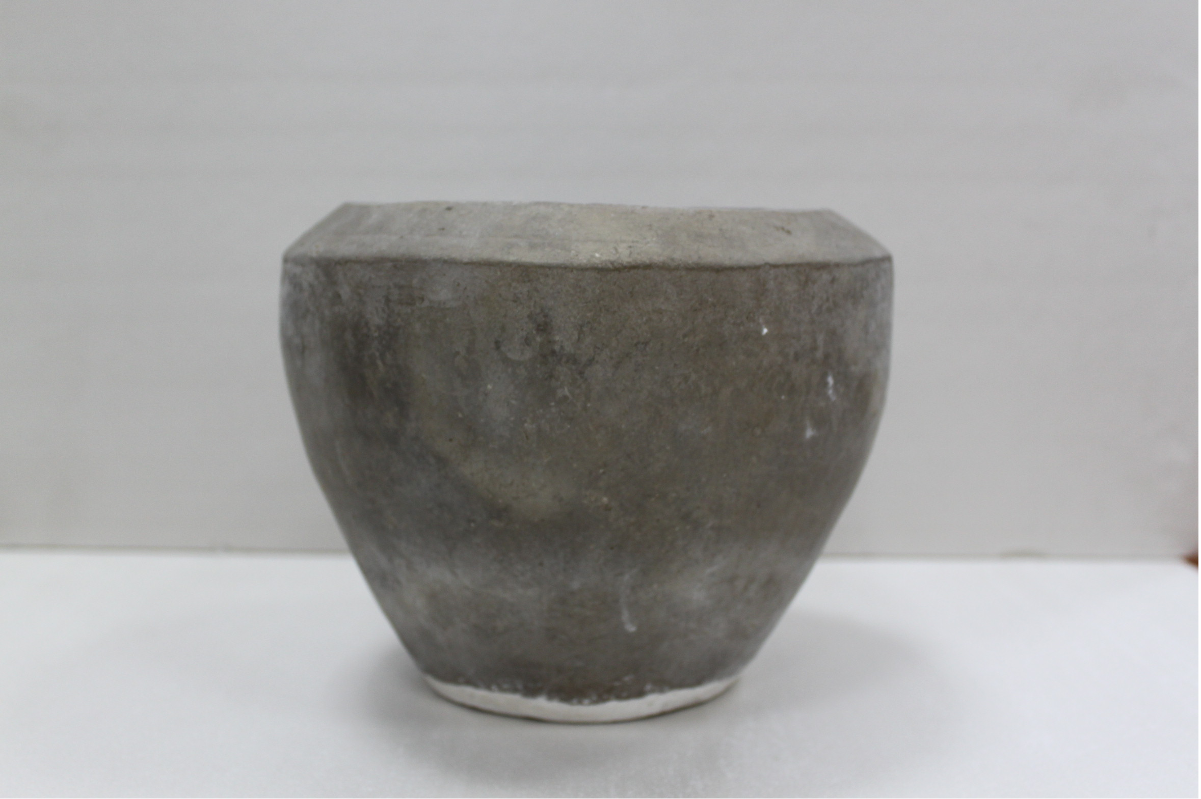 夹砂灰陶敛口罐