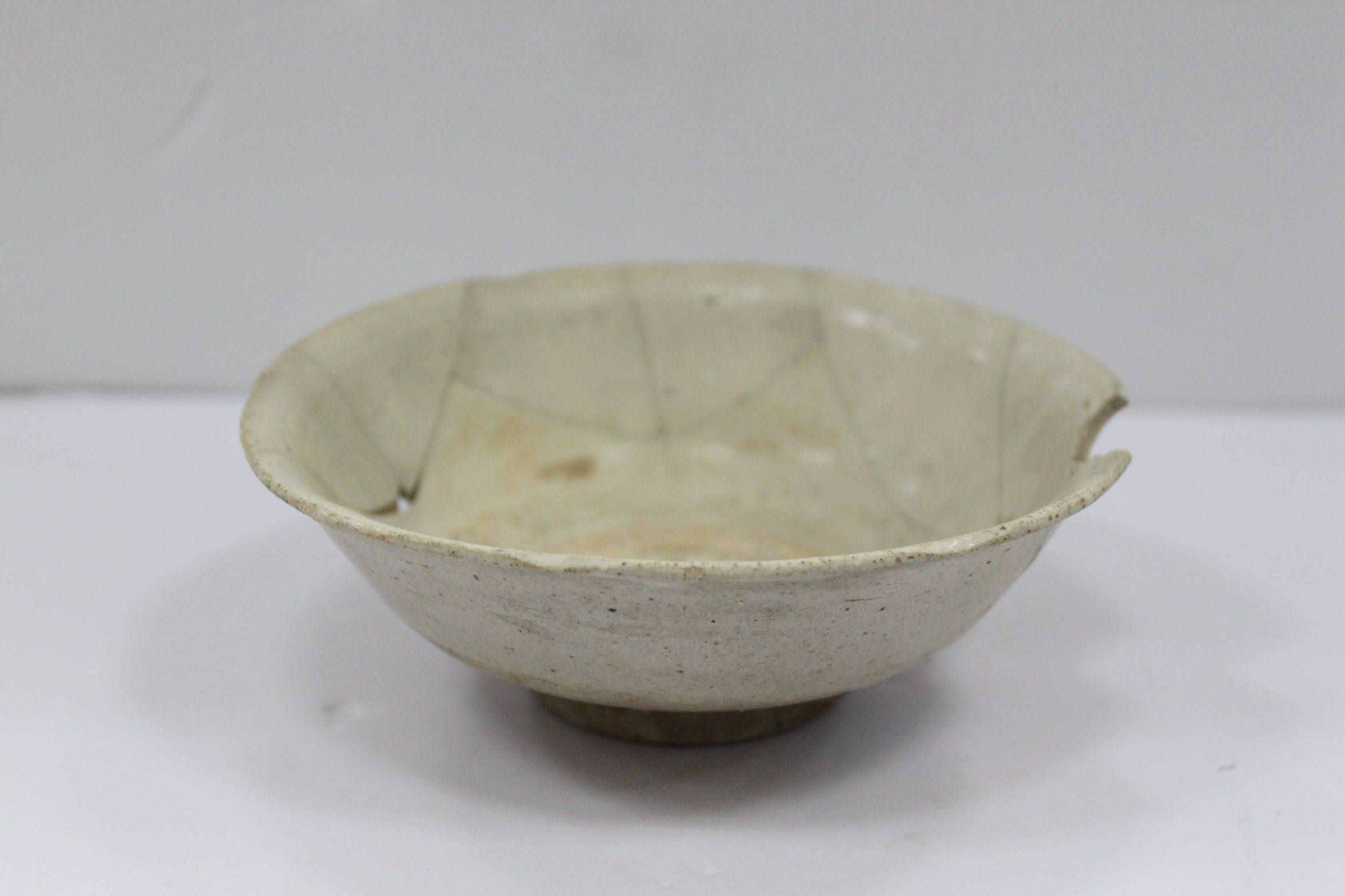 灰白釉六出口小瓷碗