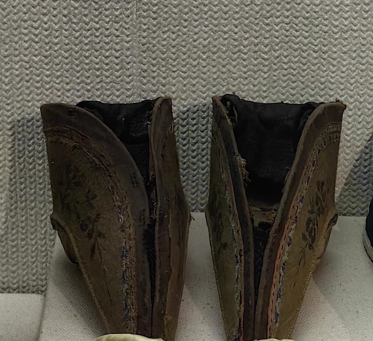 褐色尖口缎面绣花鞋