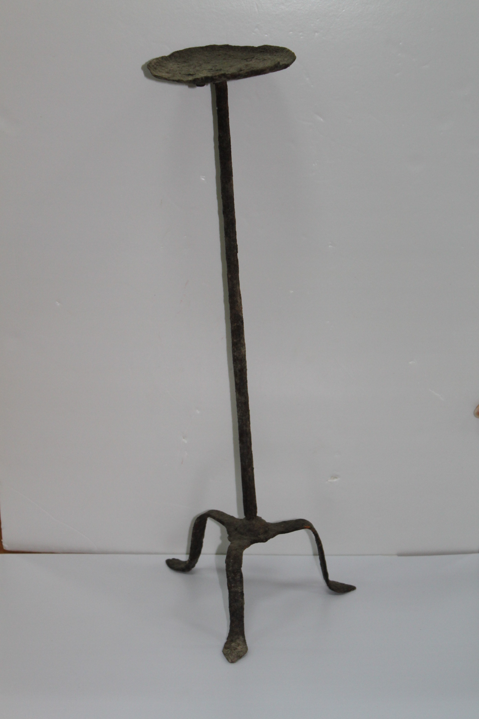 辽直架三足铁灯