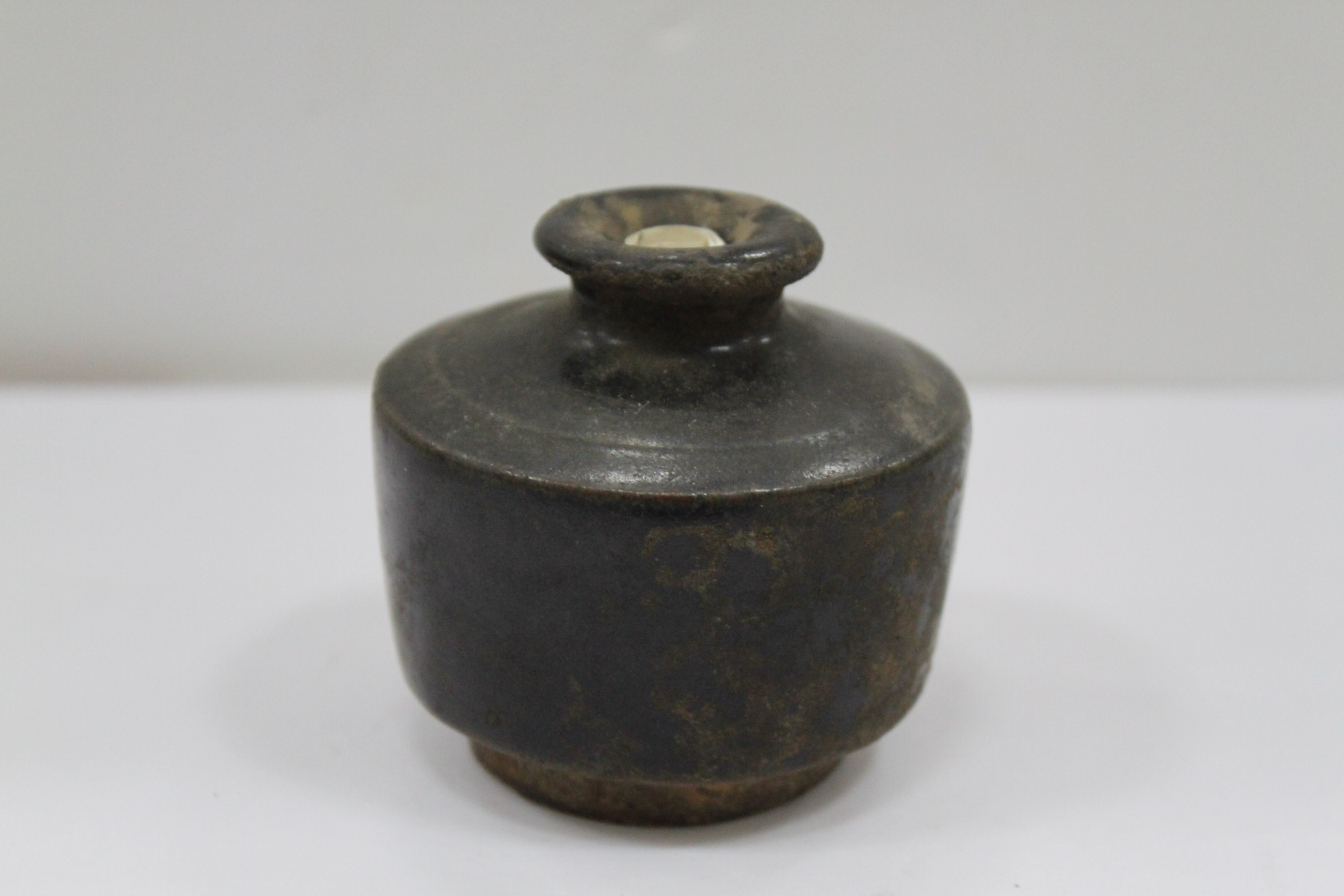 黑釉折肩小口壶