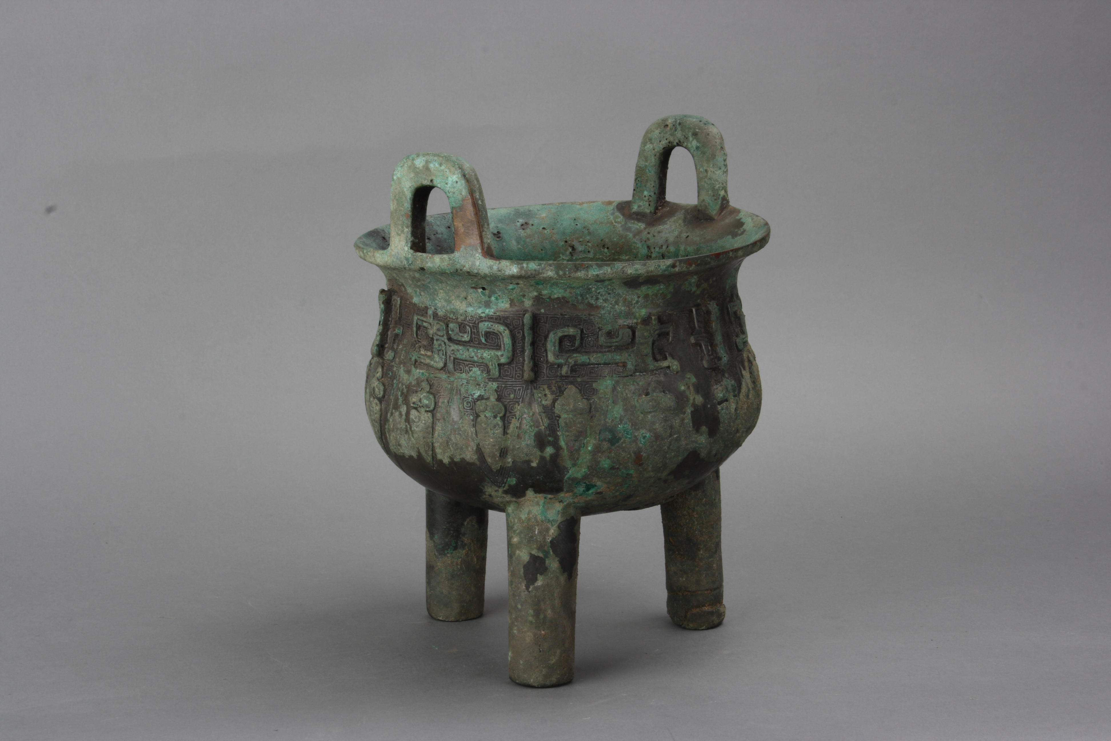 夔龙纹双耳三柱足鼎