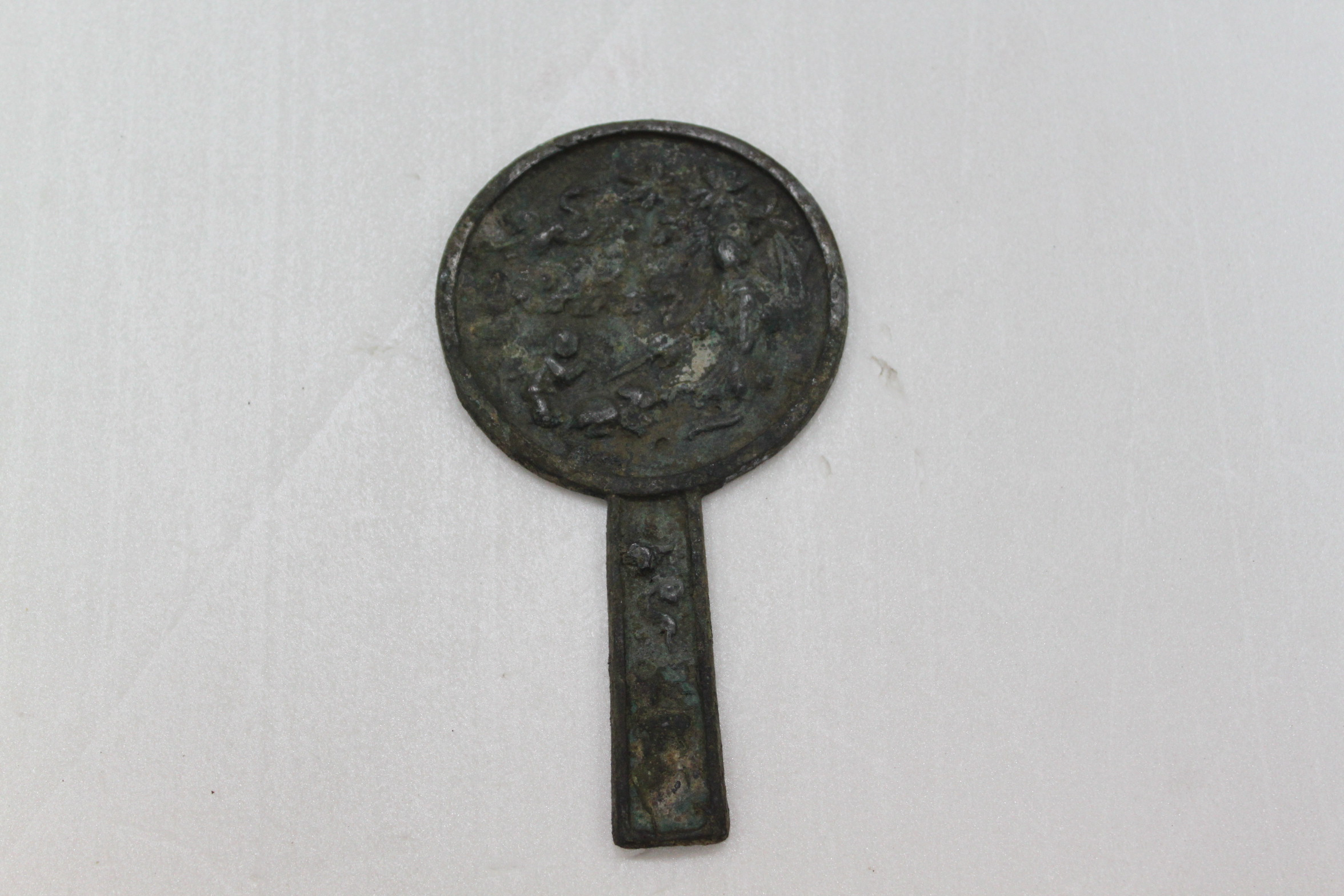 母子戏兽带柄铜镜