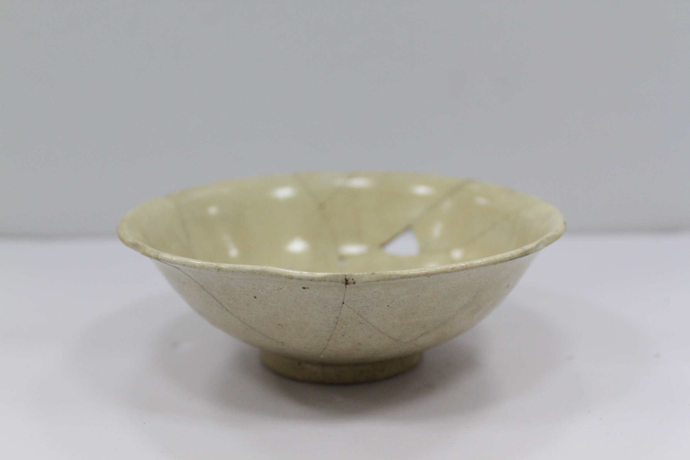 白釉六出口小瓷碗