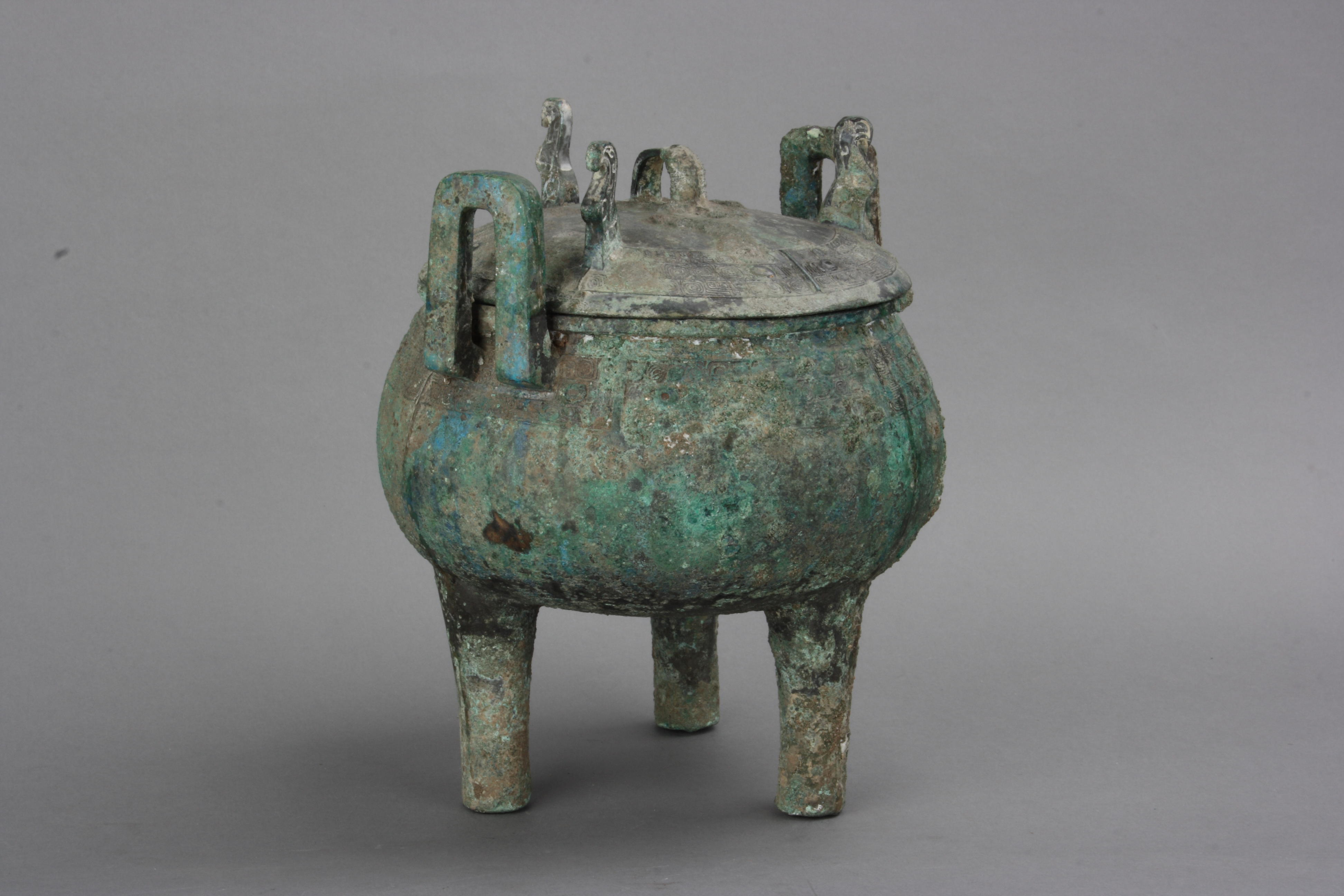 云雷兽面纹三柱足附耳带盖鼎