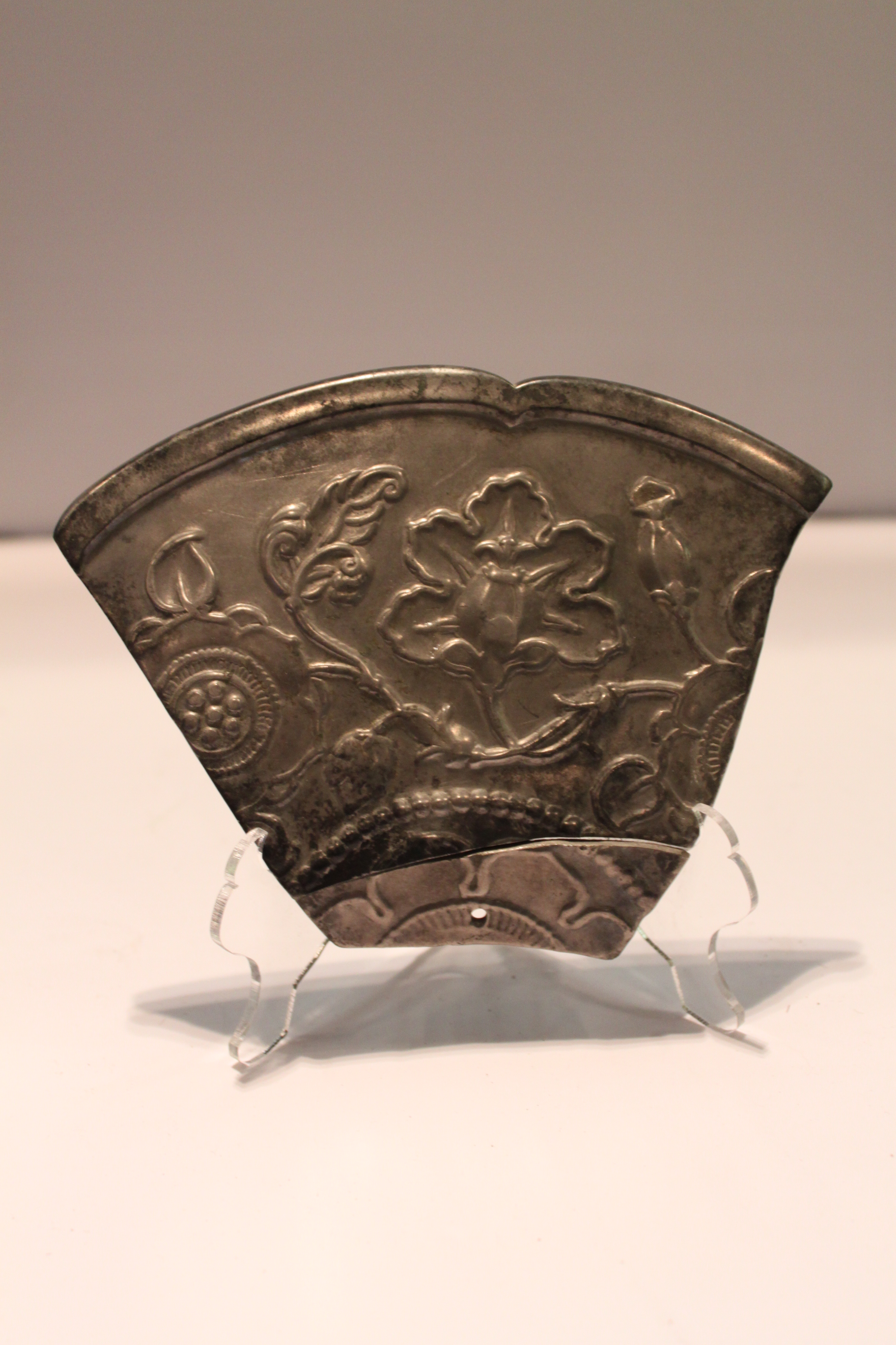 缠枝石榴纹曲瓣镜