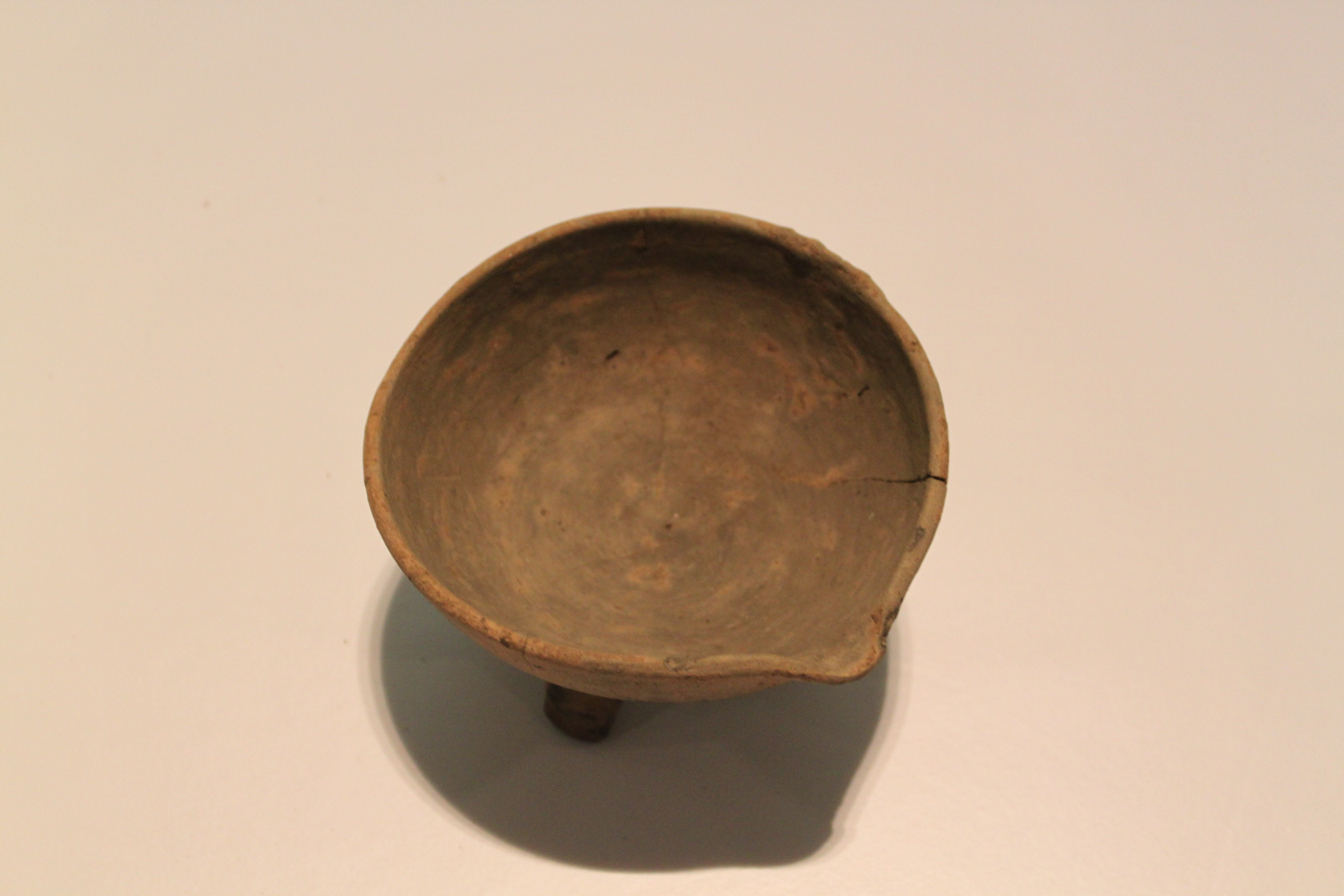 陶三足带流鐎斗