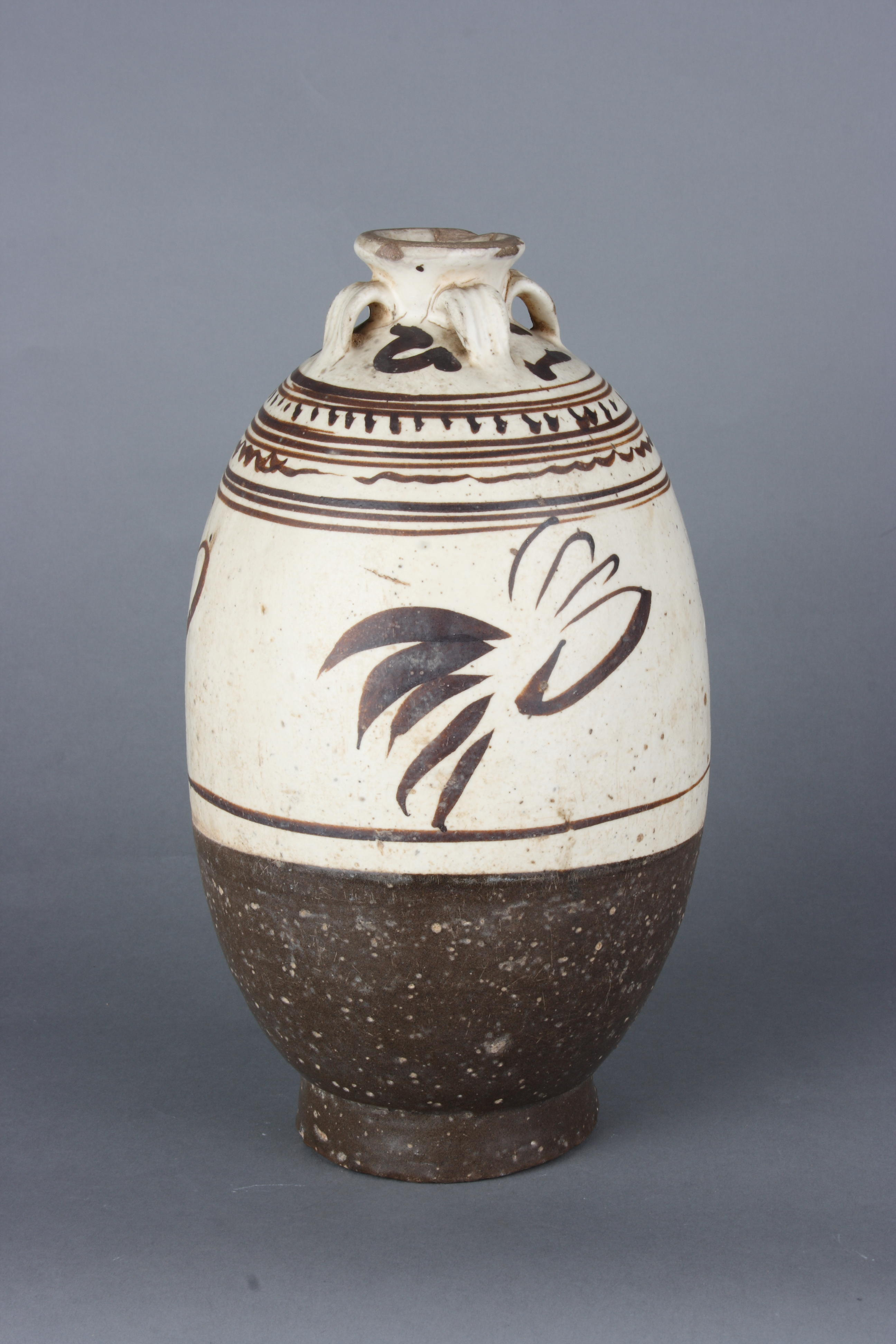 白地褐彩四系瓶