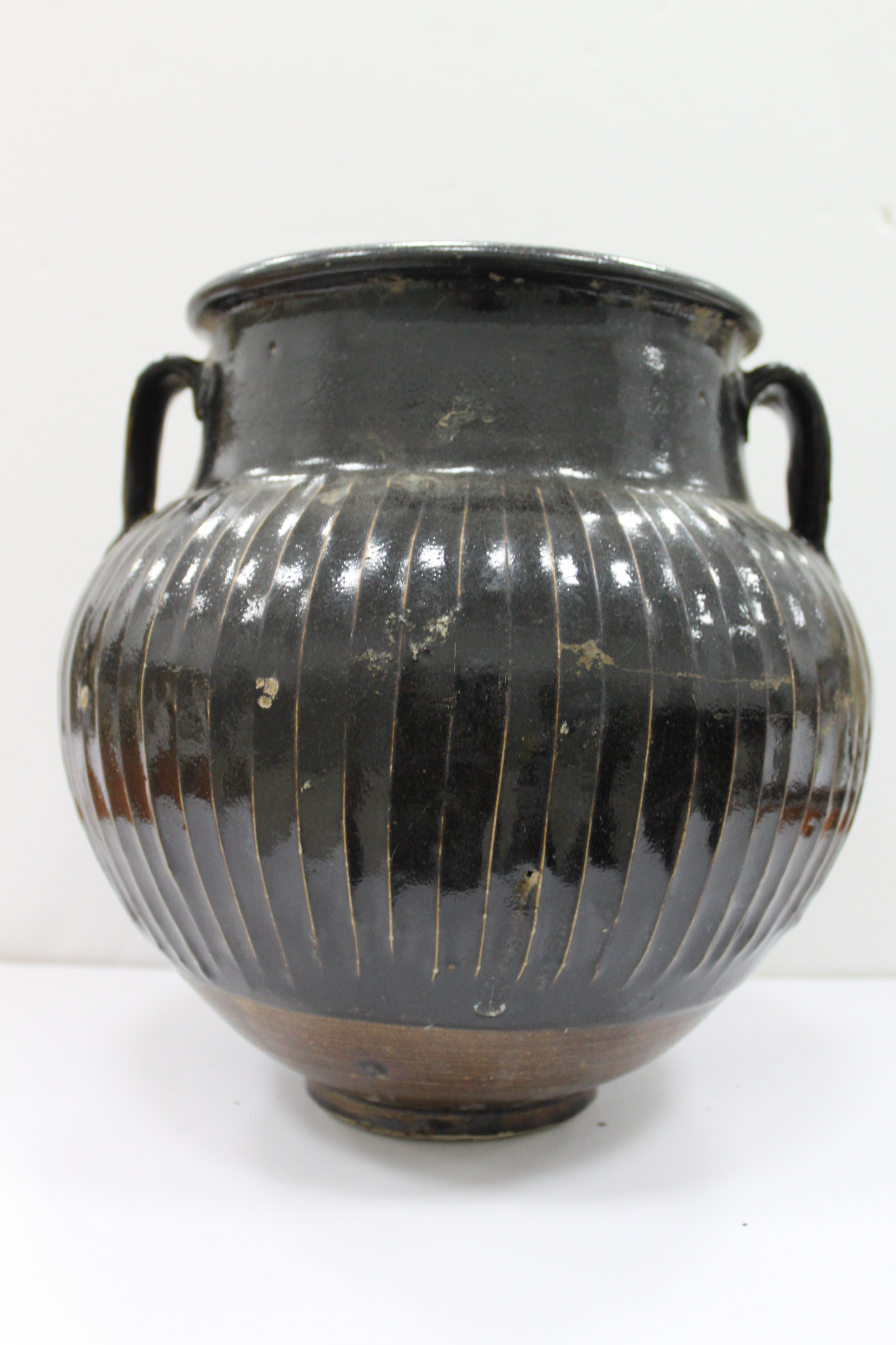 黑釉瓜棱双耳罐