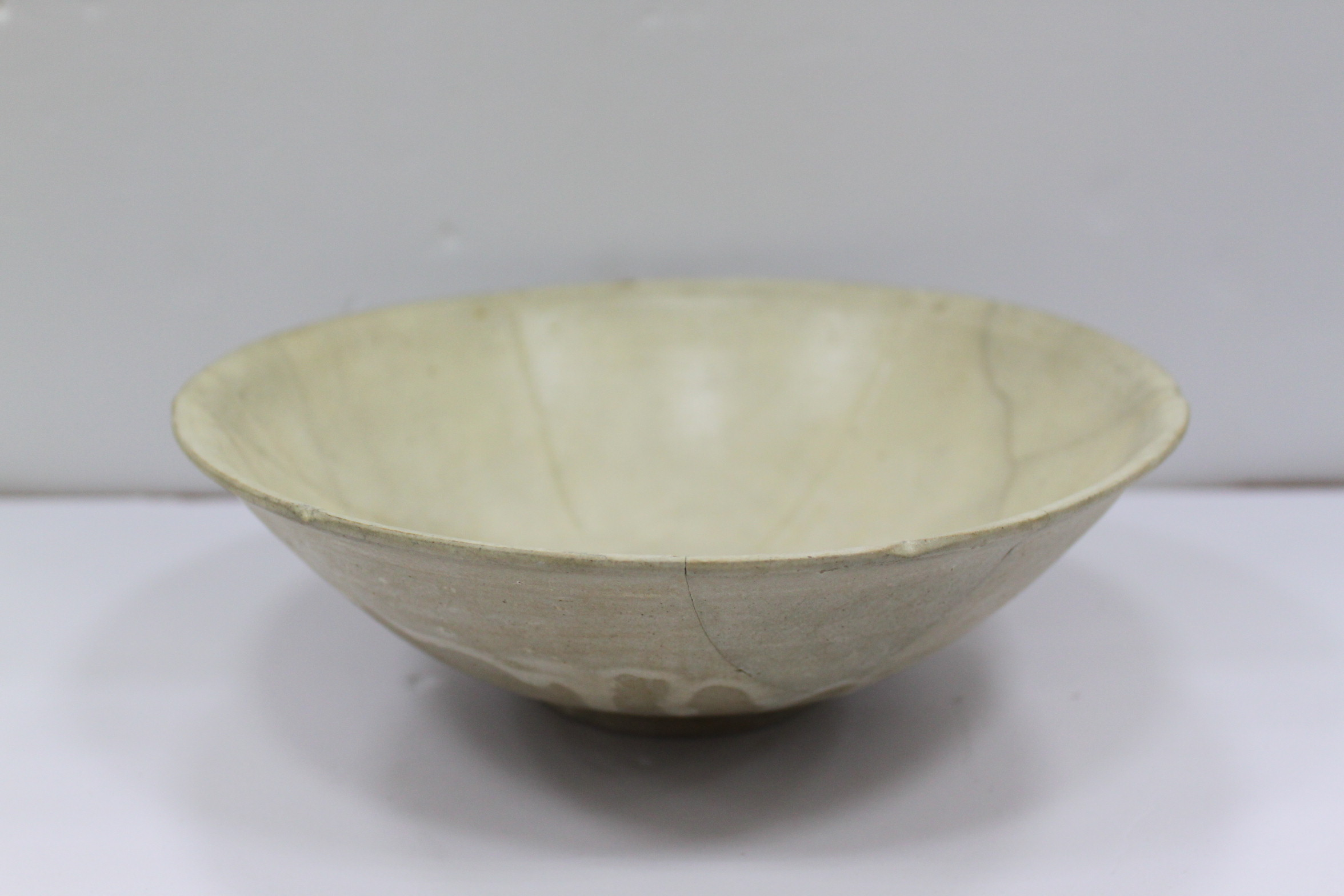 灰白釉六出口大瓷碗