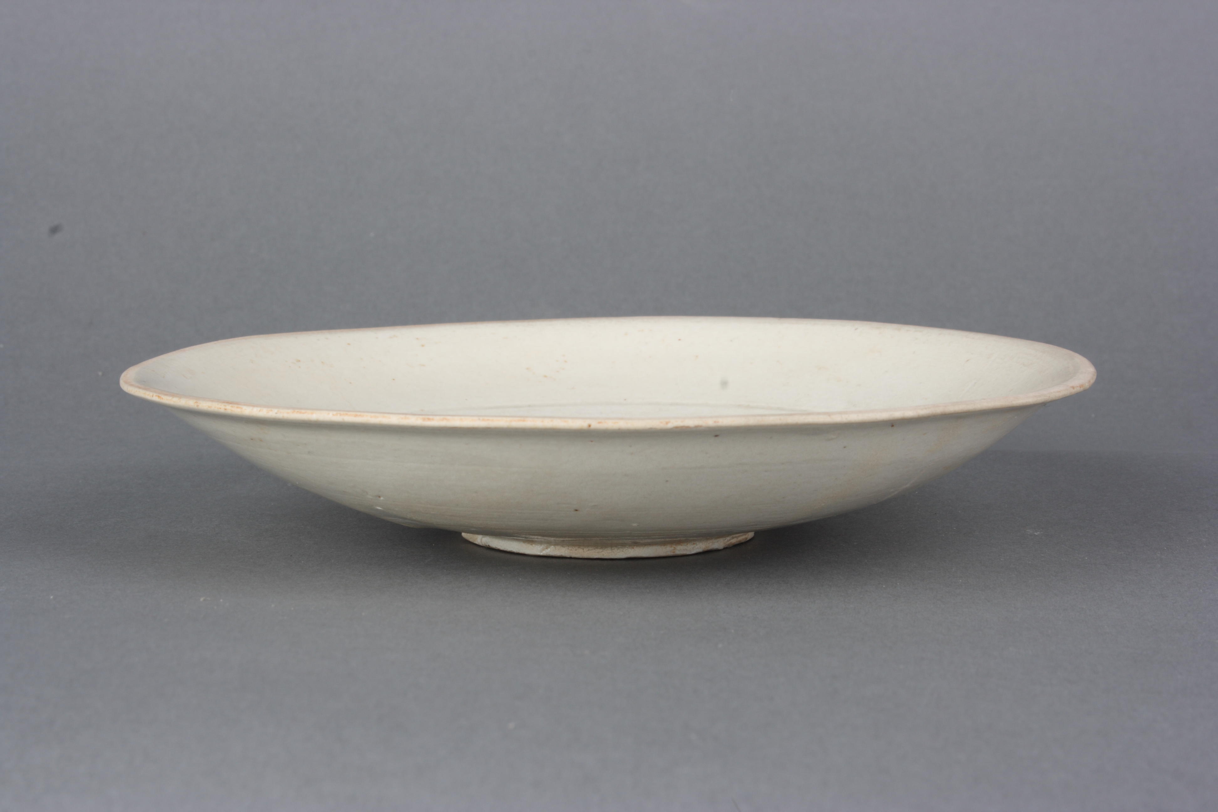 白釉刻莲花纹盘