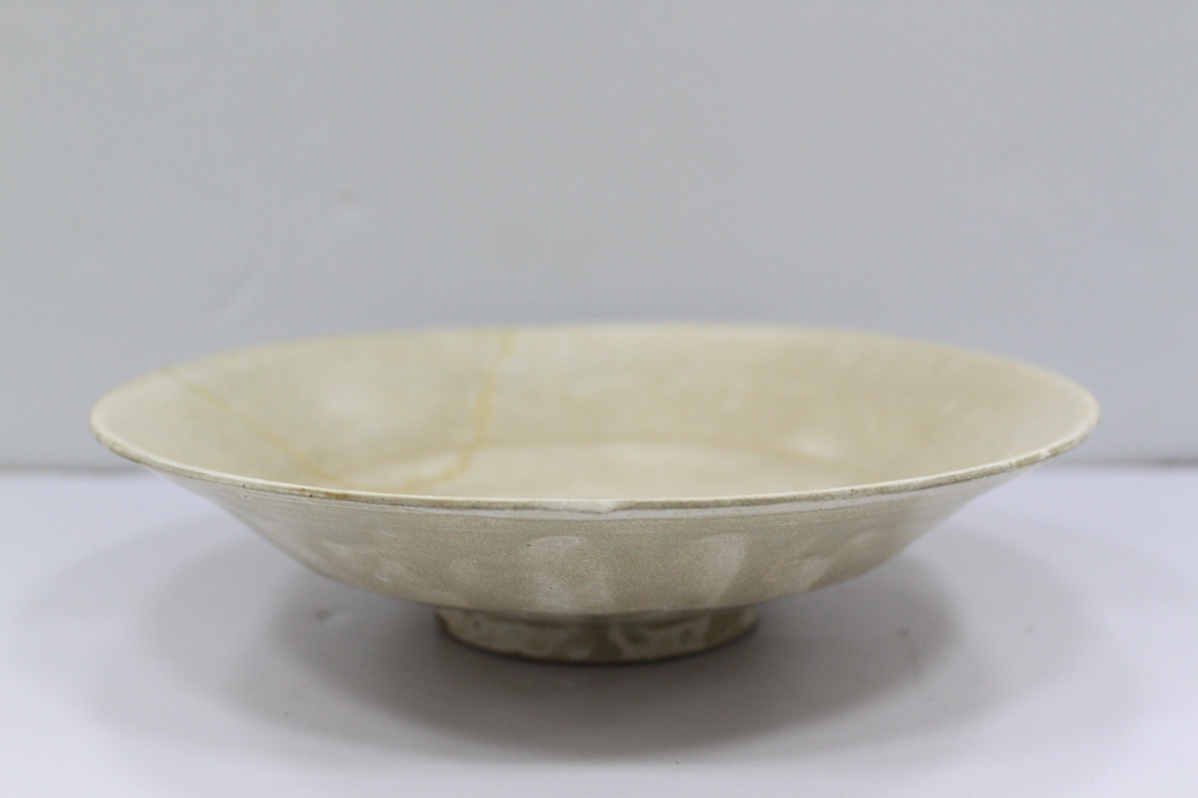 白釉折腹六出口大瓷盘