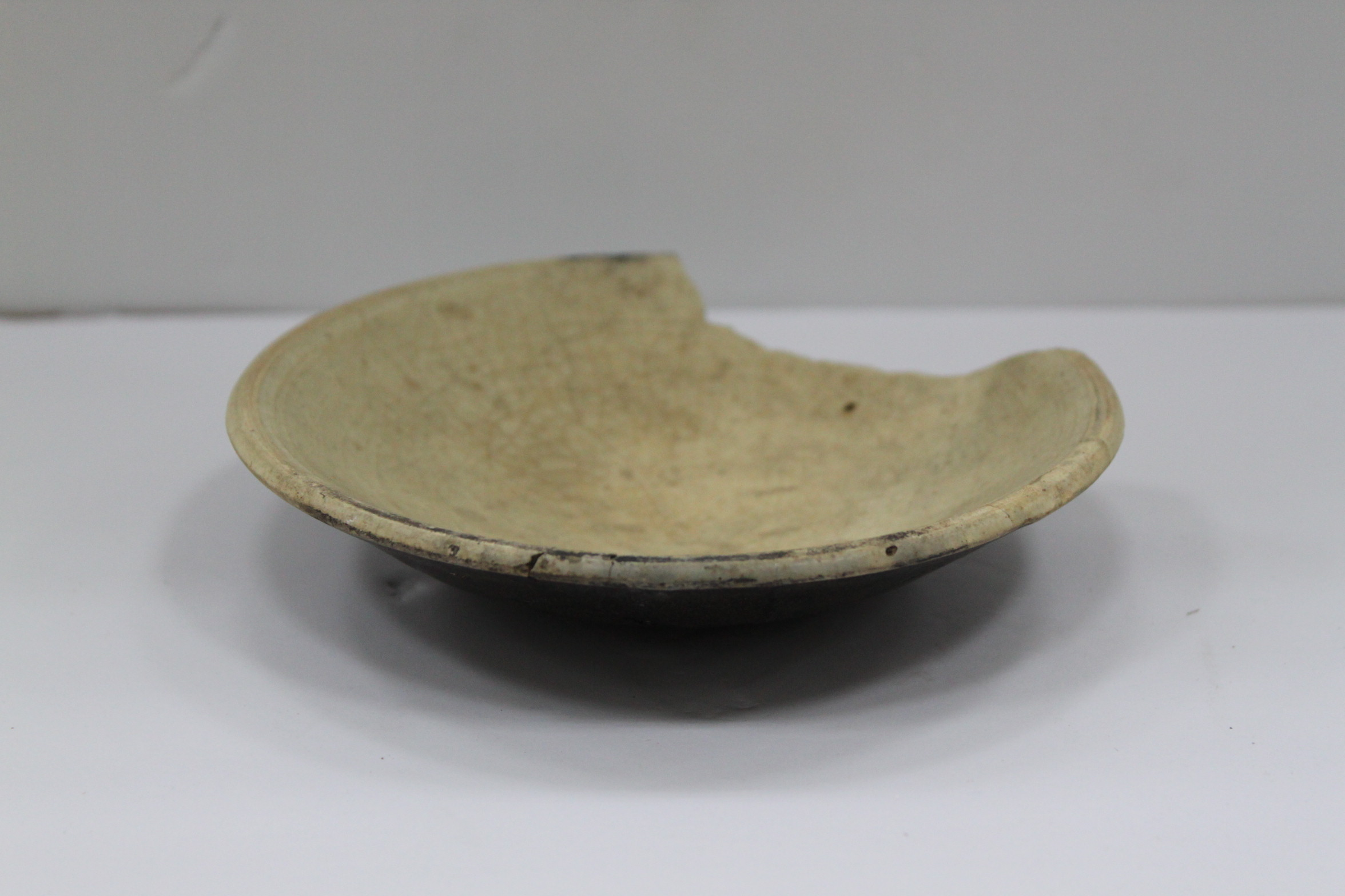 冰裂纹黑白釉盘